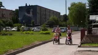 Uwaga! TVN: Od kilku lat proszą o nową windę dla swoich niepełnosprawnych dzieci
