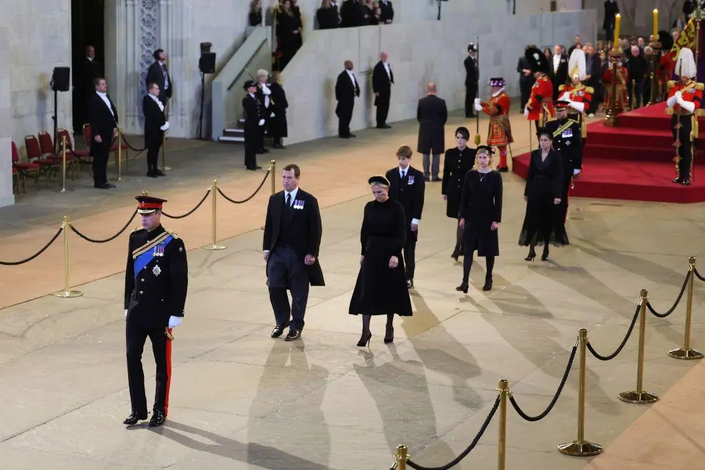 Książę William, książe Harry, księżniczki Eugenie i Beatrice, James i Louise Windsor, Zara Tindall i Peter Phillips w Westminster Hall