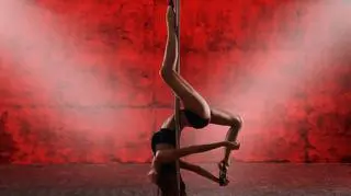 Tancerka zatańczyła na rurze w domu spokojnej starości. Wideo stało się hitem sieci