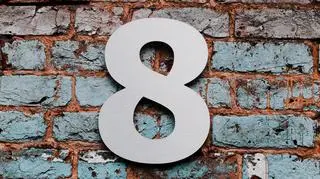 Poznaj numerologiczną 8. Jakie są jej słabe i mocne strony? Jak radzi sobie w relacjach?