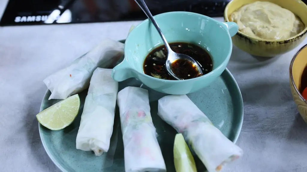 Wiosenne spring rolls i sos