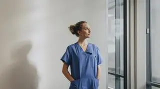 Pielęgniarka została dyscyplinarnie zwolniona po śmieci pacjenta. Miała mieć z nim romans