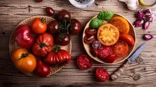 Co mówi sennik o pomidorach? Symbolika warzywa w snach