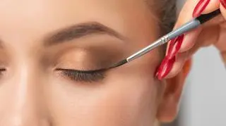 Puppy eyeliner, czyli modny makijaż w gwiazdorskim stylu. Jak go wykonać?