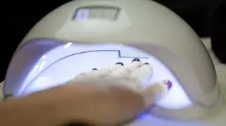 Częste robienie paznokci hybrydowych może uszkodzić DNA