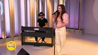 Maria Niklińska w piosence "Something Like Real" 