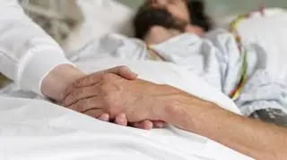 Spojrzenie śmierci i wizja końca życia. Jak rozpoznać, że bliska osoba niebawem umrze?