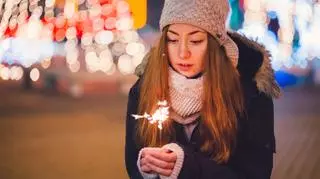 Dziewczyna trzymająca zimne ognie.