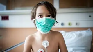 Rehabilitacja dzieci po COVID-19. "Niestety ta trójka zostanie kalekami do końca życia"