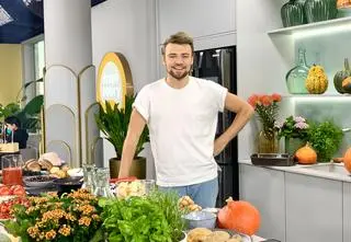 Pyszne dania z pięknym wnętrzem: kurczak nadziewany i rolada z biszkoptów. Przepisy zwycięzcy "Masterchefa"