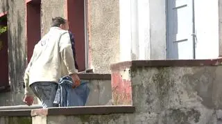 Żyją w panicznym strachu przed sąsiadem. "Chwycił mnie i rzucił na podłogę i przycisnął kolanem"