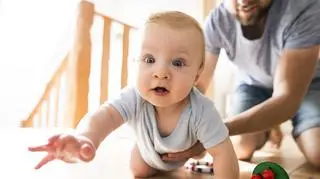 Kiedy dziecko zaczyna raczkować? Jak zachęcić malucha do aktywności? Poradnik dla rodziców