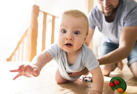Kiedy dziecko zaczyna raczkować? Jak zachęcić malucha do aktywności? Poradnik dla rodziców