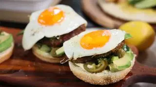 Burger z warzywami Grill House, awokado, salsą szparagową i jakiem sadzonym