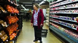 Ochroniarz zamknął seniorkę w wiacie śmietnikowej. Kobieta szukała w niej jedzenia