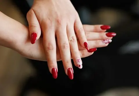 Manicure tytanowy. Czy jest lepszy od popularnej hybrydy? 