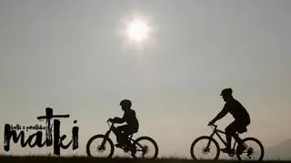Ojciec i syn na rowerach podczas zachodu słońca