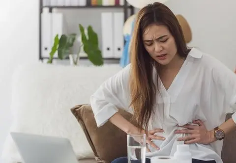 Popularny trik z TikToka pomaga na bóle menstruacyjne? Do jego wykonania potrzebujesz jedynie ołówka  