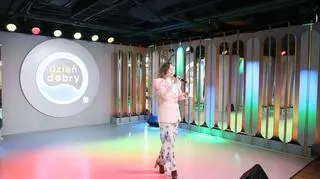 Maja Kleszcz z utworem "Nasza miłość ma skrzydła" na scenie Dzień Dobry TVN