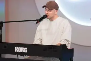 Maks Łapiński na scenie 