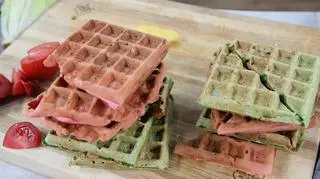 Kolorowe gofry z paróweczkami z szynki, kremowym serkiem i warzywami