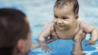 Nieodpowiedzialne zachowania rodziców na basenie. Instruktorka pokazała najczęściej popełniane błędy