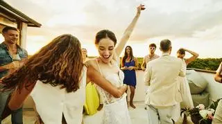 Czy wypada założyć białą sukienkę na cudze wesele? "Wiele osób myliło ją z panną młodą"