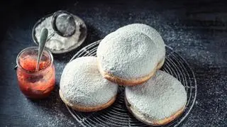 Domowe pączki tańsze od sklepowych. Za jednego zapłacimy mniej niż 1 zł