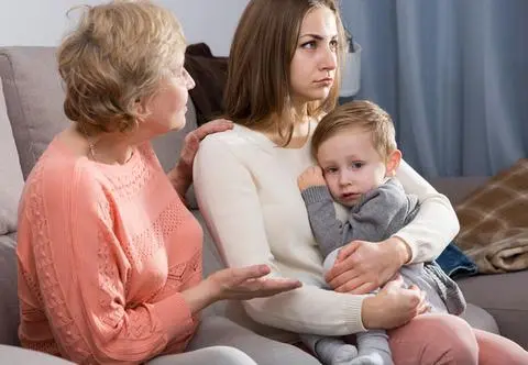 "Złote rady" teściowej w kwestii wychowania dziecka. Jak sobie z nimi radzić? 