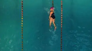 Na basenie dziewczynka zniknęła pod wodą, pomógł jej 10-latek. "Wołałem do ratowników, nie reagowali"