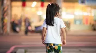 8-letnia dziewczynka błąkała się w samej piżamie po ulicy. Jej rodzice byli pijani 