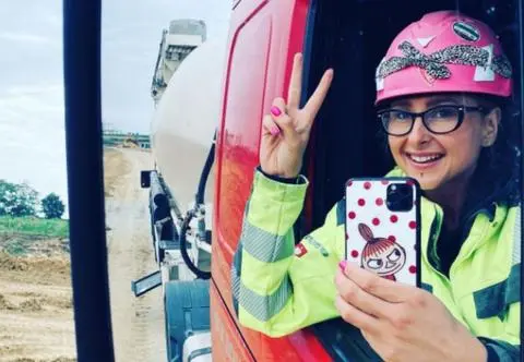 "Siła jest kobietą". Spełnia się jako kierowczyni samochodów ciężarowych. "Auto jest moją kawalerką"