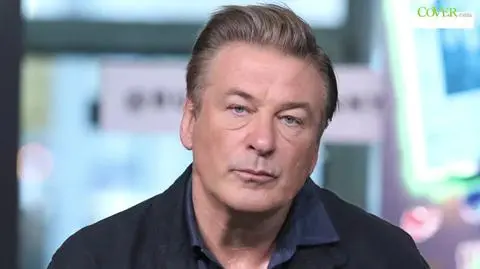 14774287-alec-baldwin-smiertelnie-postrzelil-halyne-hutchins-na-planie-filmowym-aktor-zostal-przesluchany-przez-policje-17-1s