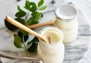 Jogurt naturalny w pielęgnacji skóry. Dlaczego warto go stosować?