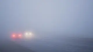 Alerty IMGW przed gęstymi mgłami. Miejscami widzialność ograniczona do 100 metrów
