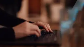 Oszuści podszywają się pod znaną sieć sklepów. Obiecują łatwe pieniądze