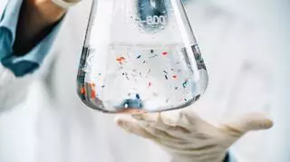 Czy da się pozbyć mikroplastiku z wody pitnej? Naukowcy znaleźli rozwiązanie