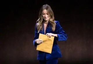 Podczas występu na scenie Olivia Wilde dostała kopertę. Myślała, że to scenariusz. Bardzo się pomyliła