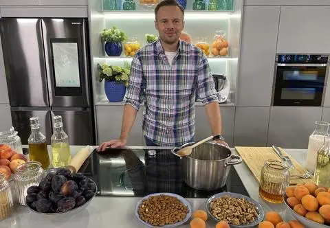 Sałatka z kozim twarogiem i pieczonymi morelami. Ten przepis Cię zaskoczy