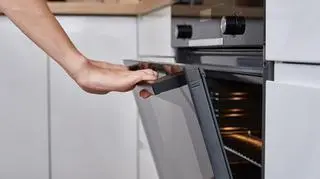 Najlepsze triki na czyszczenie piekarnika. W ten sposób poradzisz sobie nawet z największym brudem 