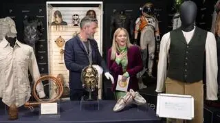 Aukcja rekwizytów gwiazd za ponad 60 mln zł. Wśród nich kurtka Michaela Jacksona i kok Amy Winehouse