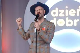 Adrian Kowalski w utworze "Zwolnij"