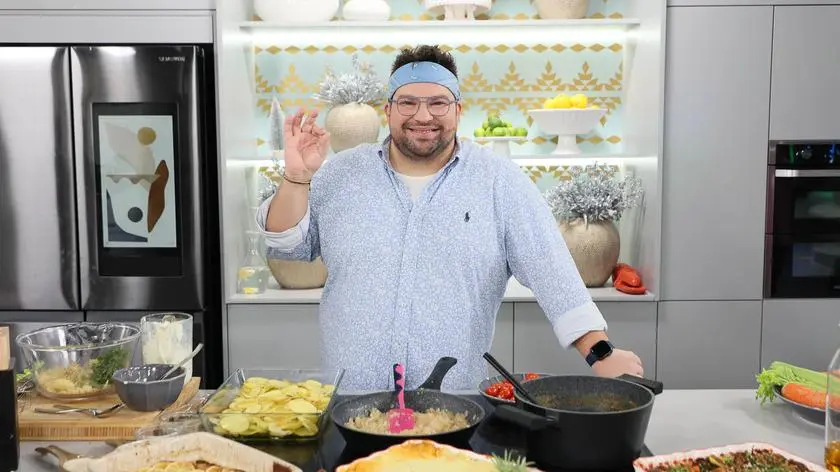Szymon Czerwiński w kuchni Dzień Dobry TVN z przepisami na zapiekanki ziemniaczane.