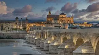 Kordoba łączy historię muzułmanów, chrześcijan i żydów. To jedno z najpiękniejszych i zabytkowych miast Hiszpanii.
