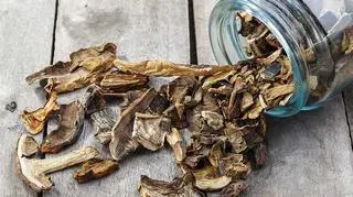 W jakiej temperaturze suszyć grzyby w piekarniku?