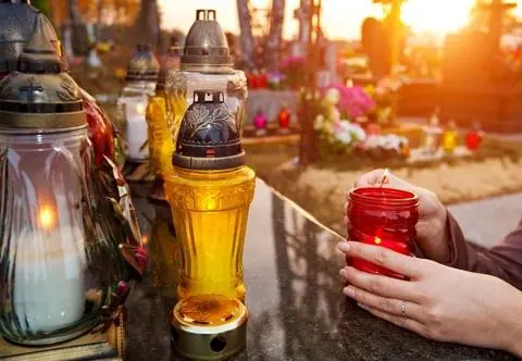 Tradycja Wszystkich Świętych dawniej i dziś. Dlaczego palimy znicze?
