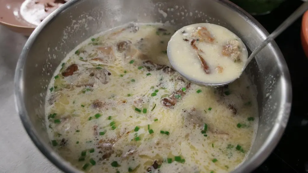 Zupa z pulpetami drobiowymi i grzybami