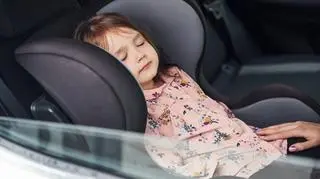 Dziecko śpiące w samochodzie