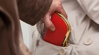 Kieszonkowiec kradnie portfel