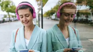 Kobieta słuchająca muzyki